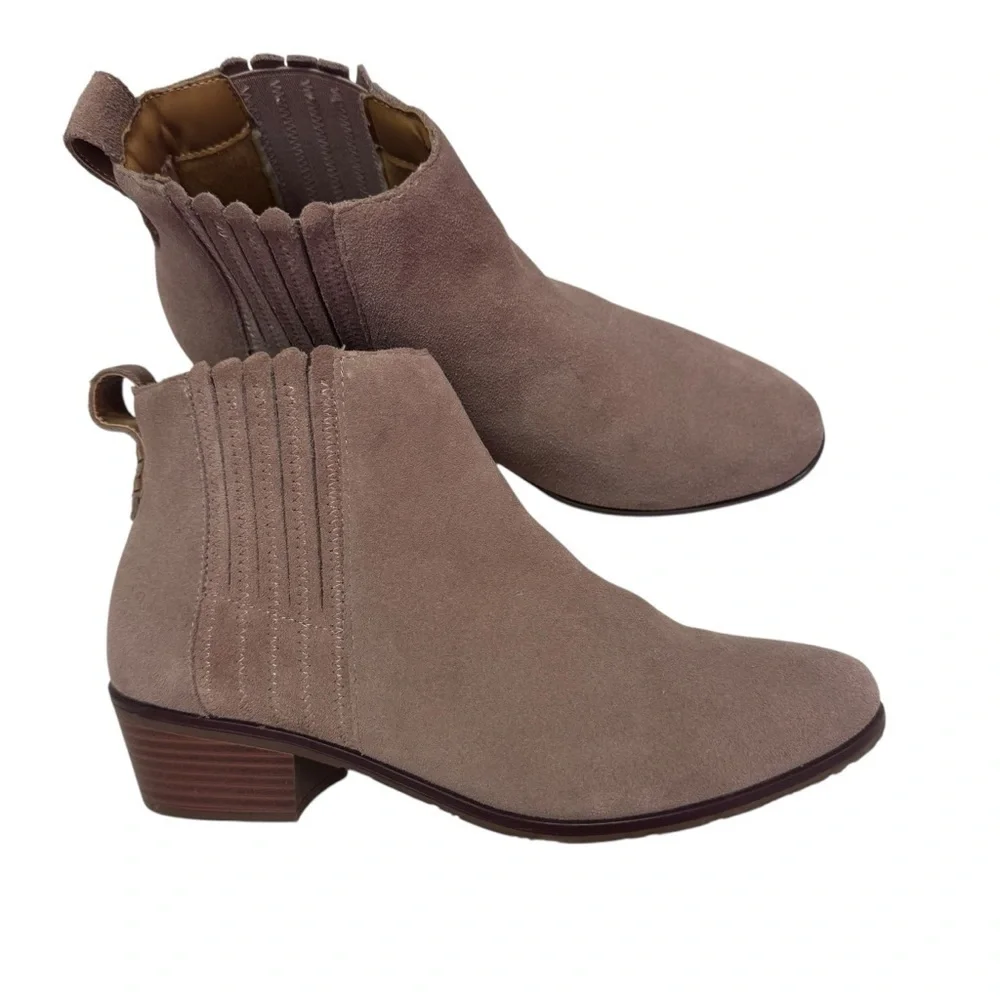 Jack Rogers Women's Liddy Stone Suede Scallop Chelsea Ankle Waterproof Bootie 9
